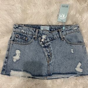 NWT REVICE DENIM V-DIP MINI SKIRT SZ SMALL